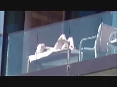 امرأة سمراء مارس الجنس في اثنين من جذوع خلال تريس موقع سكسي اجنبي